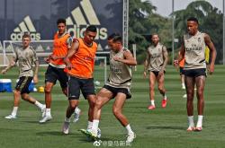 包含阿拉维斯队员备战，士气高昂迎接比赛的词条