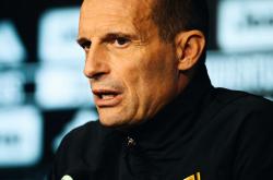 关于萨索洛后防现人员紧缺，教练组调整战术应对的信息