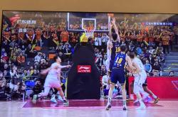 著名教练带领球队获得关键比赛胜利